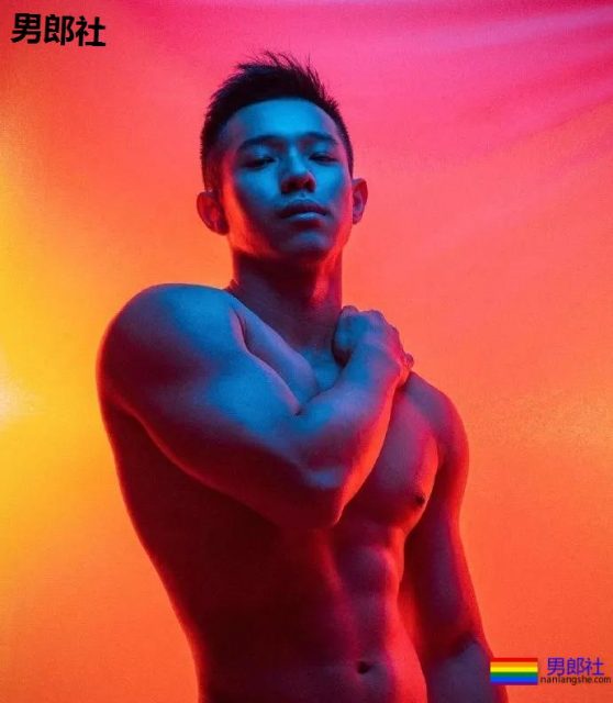 泰国泼水节唯一吃饱的男人，在T台走秀被网友调戏包大。 - 51虹马