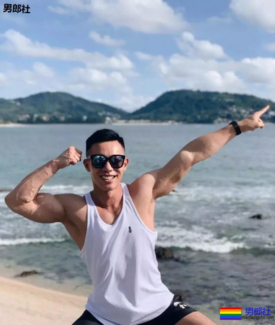 泰国泼水节唯一吃饱的男人，在T台走秀被网友调戏包大。 - 51虹马