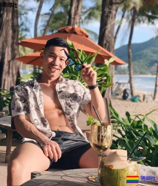 泰国泼水节唯一吃饱的男人，在T台走秀被网友调戏包大。 - 51虹马