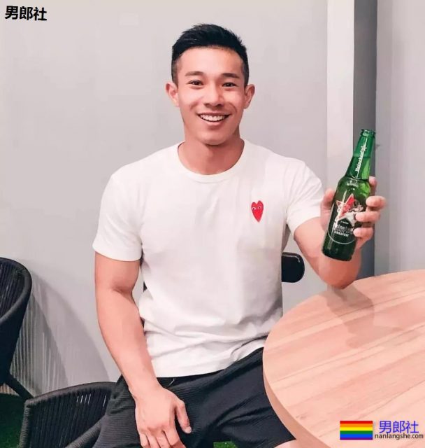 泰国泼水节唯一吃饱的男人，在T台走秀被网友调戏包大。 - 51虹马