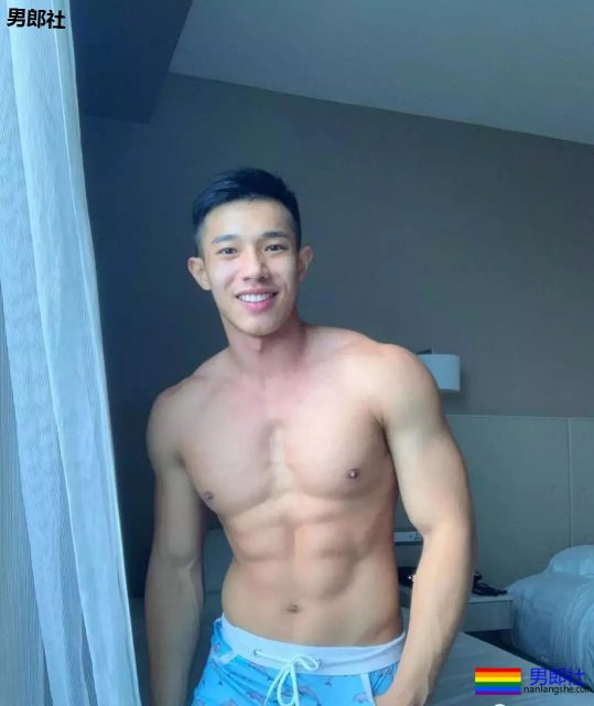 泰国泼水节唯一吃饱的男人，在T台走秀被网友调戏包大。 - 51虹马