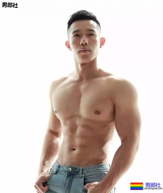 泰国泼水节唯一吃饱的男人，在T台走秀被网友调戏包大。 - 51虹马