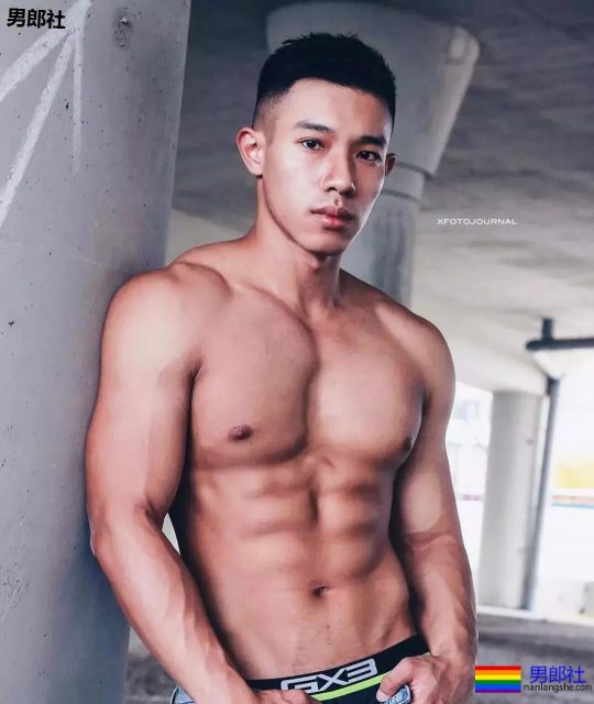 泰国泼水节唯一吃饱的男人，在T台走秀被网友调戏包大。 - 51虹马