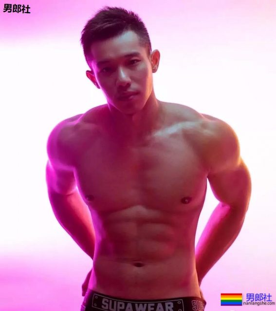 泰国泼水节唯一吃饱的男人，在T台走秀被网友调戏包大。 - 51虹马