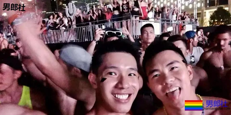 泰国泼水节唯一吃饱的男人，在T台走秀被网友调戏包大。 - 51虹马