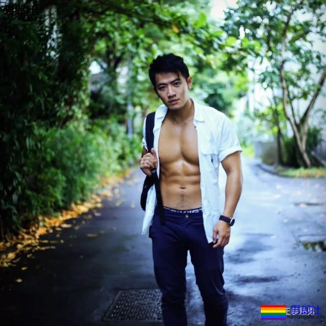 塞东西撑破运动裤？这个衬衫男十八线野有多想火！-51虹马