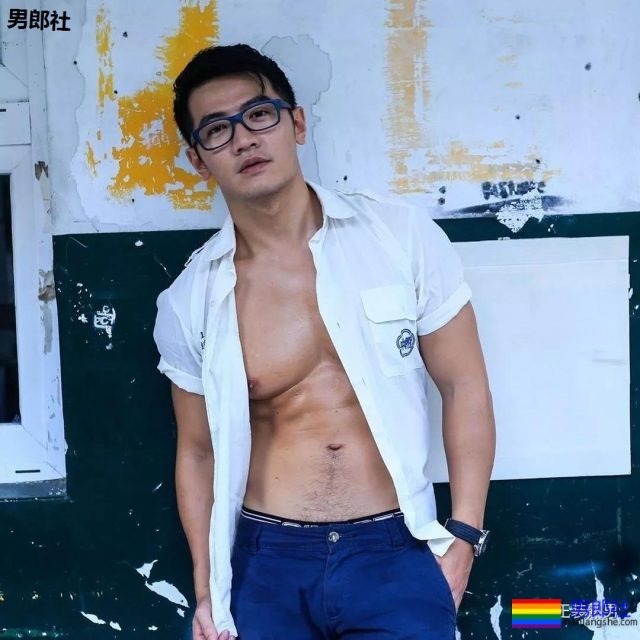 塞东西撑破运动裤？这个衬衫男十八线野有多想火！ - 51虹马