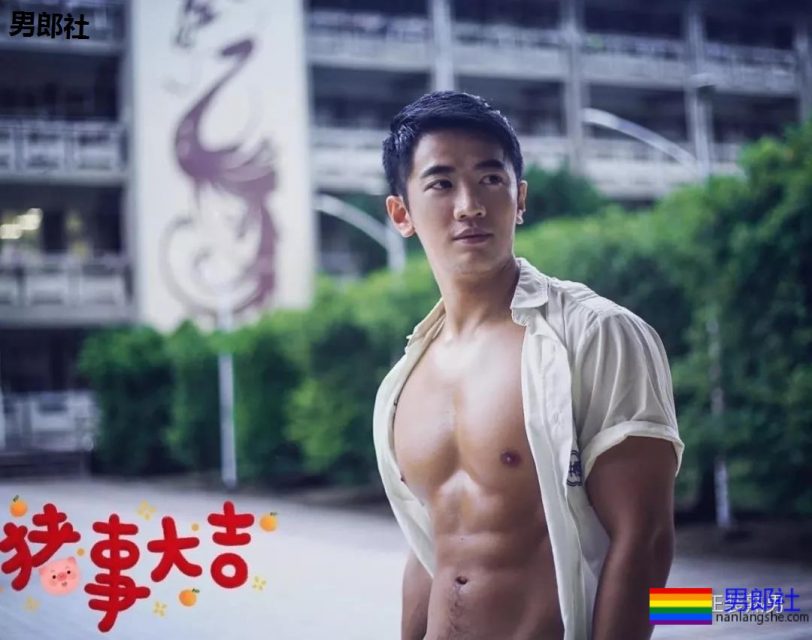 塞东西撑破运动裤？这个衬衫男十八线野有多想火！ - 51虹马