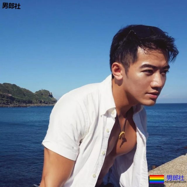 塞东西撑破运动裤？这个衬衫男十八线野有多想火！ - 51虹马