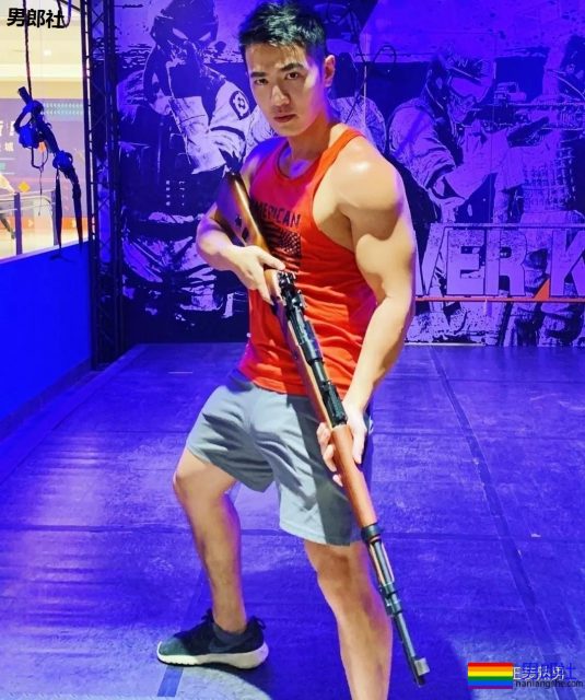 塞东西撑破运动裤？这个衬衫男十八线野有多想火！ - 51虹马