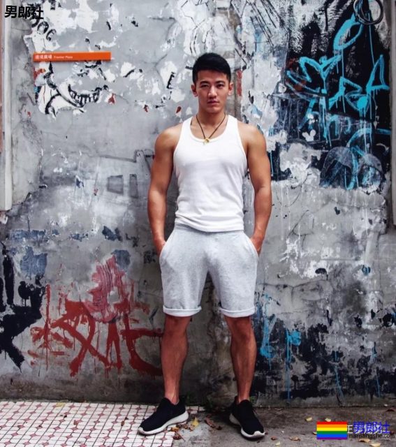 塞东西撑破运动裤？这个衬衫男十八线野有多想火！ - 51虹马