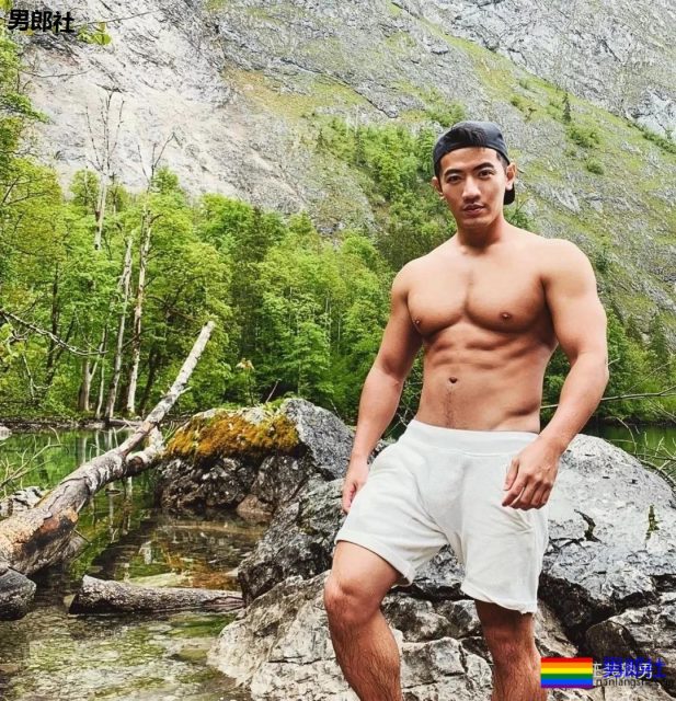 塞东西撑破运动裤？这个衬衫男十八线野有多想火！ - 51虹马