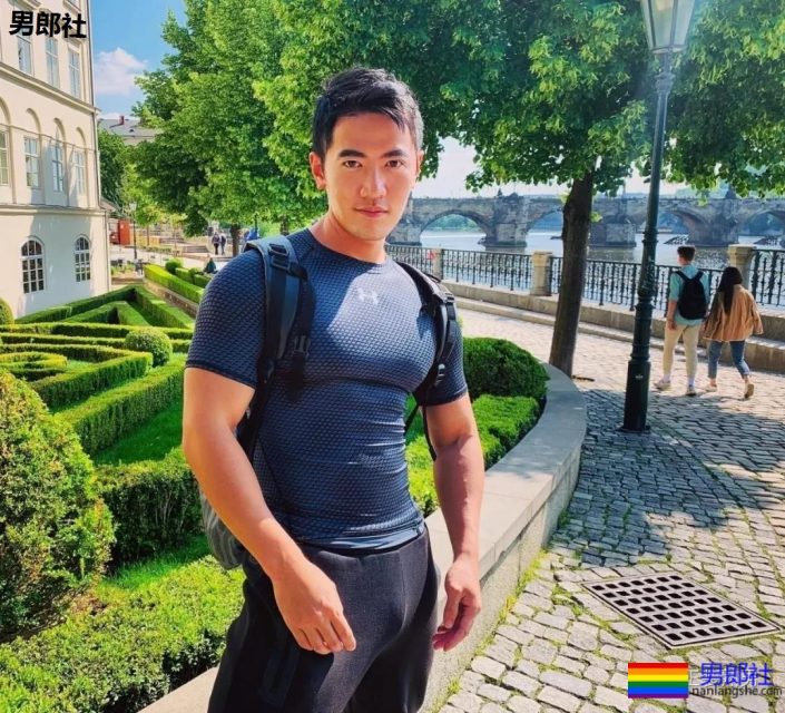 塞东西撑破运动裤？这个衬衫男十八线野有多想火！ - 51虹马