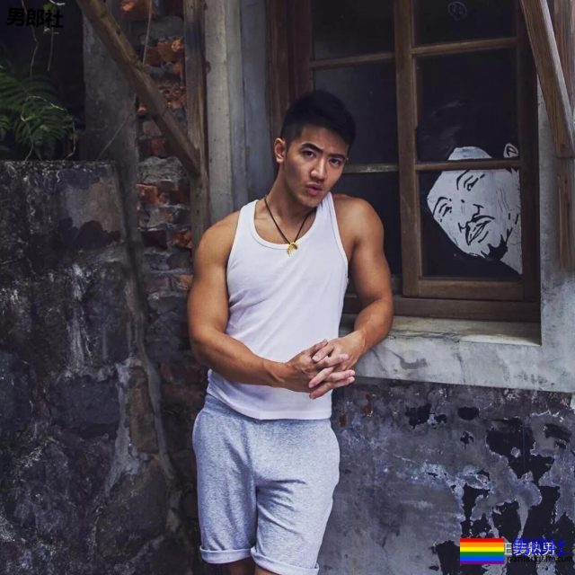 塞东西撑破运动裤？这个衬衫男十八线野有多想火！ - 51虹马