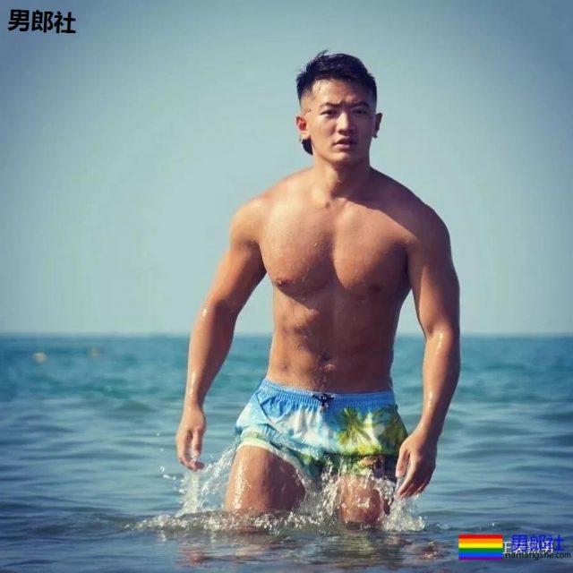 塞东西撑破运动裤？这个衬衫男十八线野有多想火！ - 51虹马