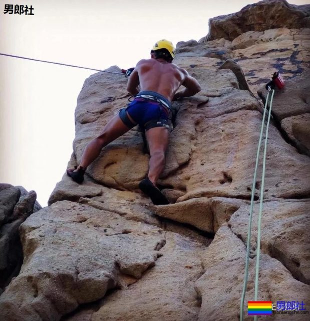 塞东西撑破运动裤？这个衬衫男十八线野有多想火！ - 51虹马