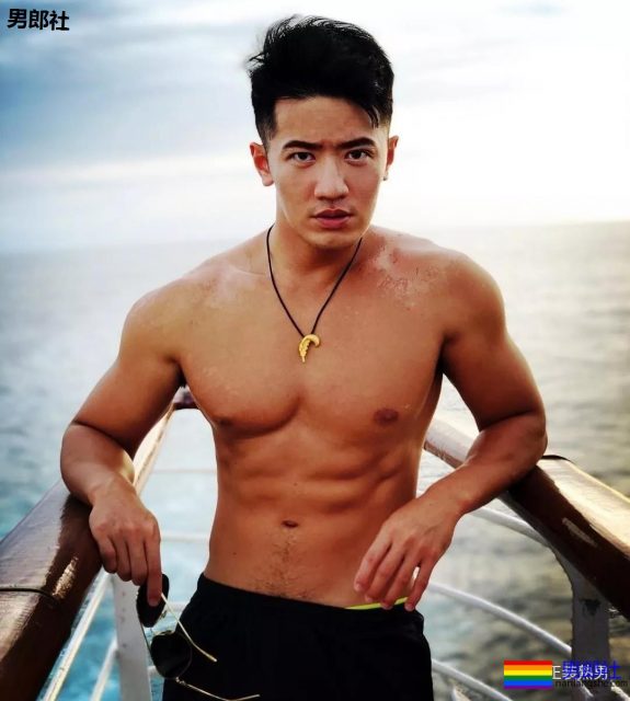 塞东西撑破运动裤？这个衬衫男十八线野有多想火！ - 51虹马