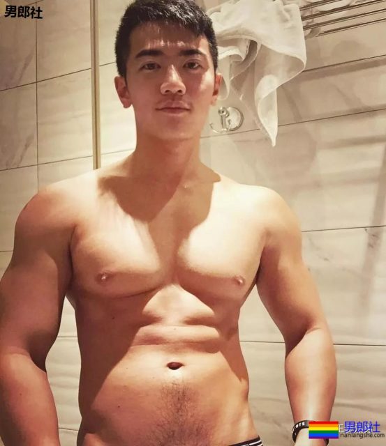 塞东西撑破运动裤？这个衬衫男十八线野有多想火！ - 51虹马