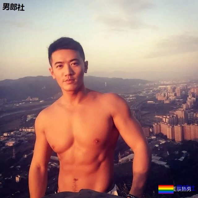 塞东西撑破运动裤？这个衬衫男十八线野有多想火！ - 51虹马