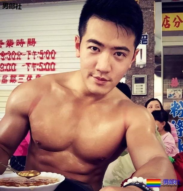 塞东西撑破运动裤？这个衬衫男十八线野有多想火！ - 51虹马