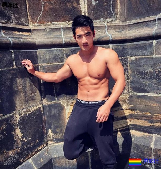 塞东西撑破运动裤？这个衬衫男十八线野有多想火！ - 51虹马