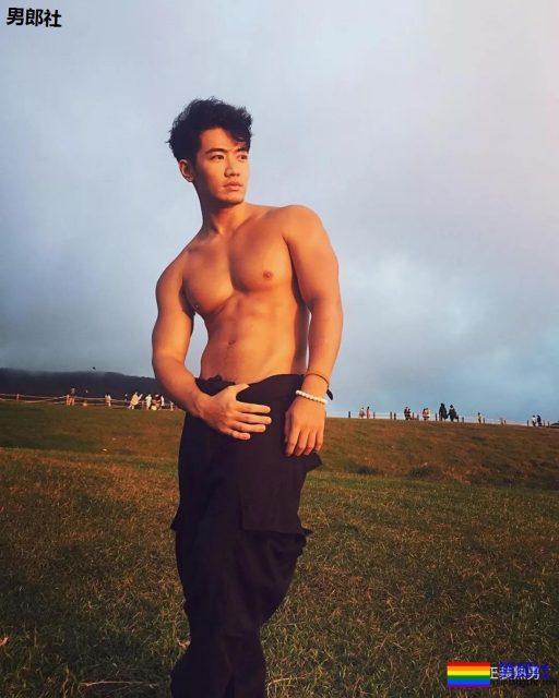 塞东西撑破运动裤？这个衬衫男十八线野有多想火！ - 51虹马