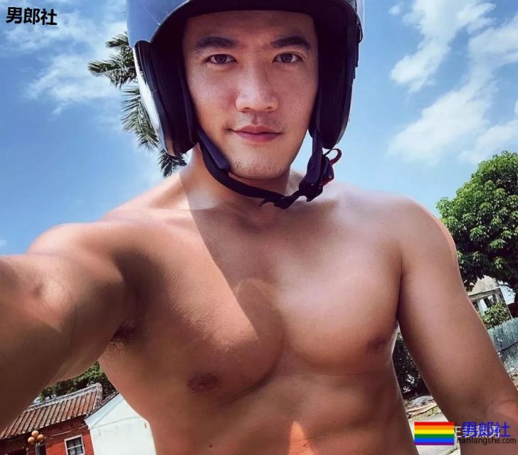 塞东西撑破运动裤？这个衬衫男十八线野有多想火！ - 51虹马