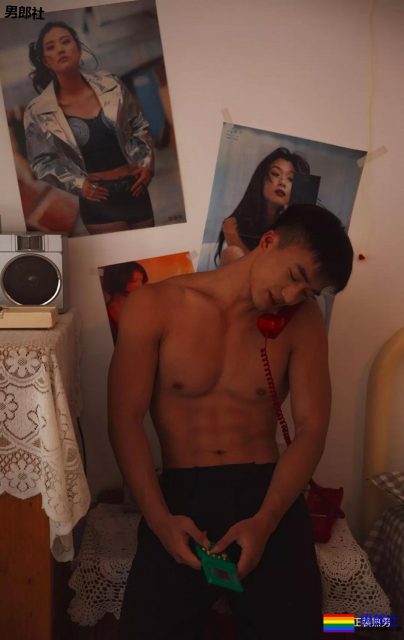 衬衫也盖不住的大胸肌肉帅，运动起来汗流浃背真有料！-51虹马