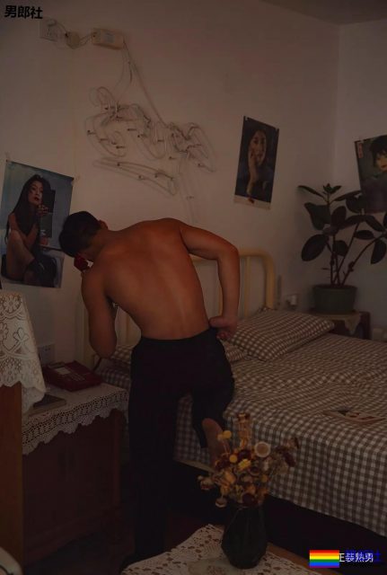 衬衫也盖不住的大胸肌肉帅，运动起来汗流浃背真有料！ - 51虹马