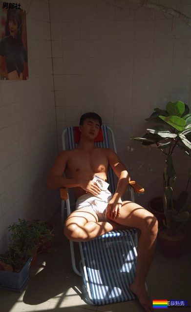 衬衫也盖不住的大胸肌肉帅，运动起来汗流浃背真有料！ - 51虹马