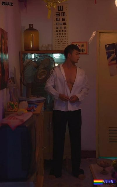 衬衫也盖不住的大胸肌肉帅，运动起来汗流浃背真有料！ - 51虹马