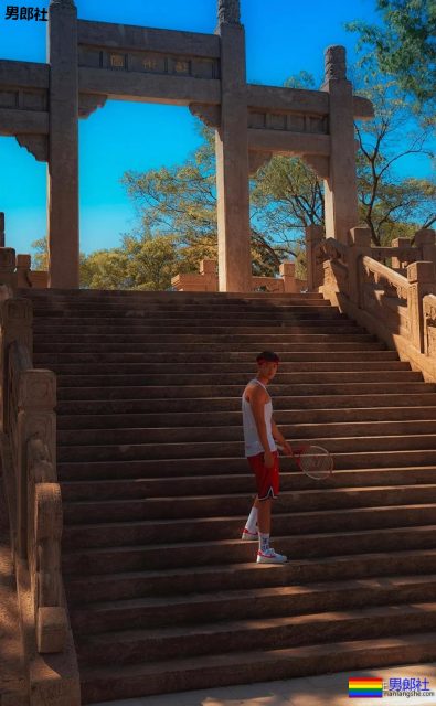 衬衫也盖不住的大胸肌肉帅，运动起来汗流浃背真有料！ - 51虹马