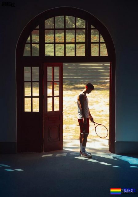 衬衫也盖不住的大胸肌肉帅，运动起来汗流浃背真有料！ - 51虹马