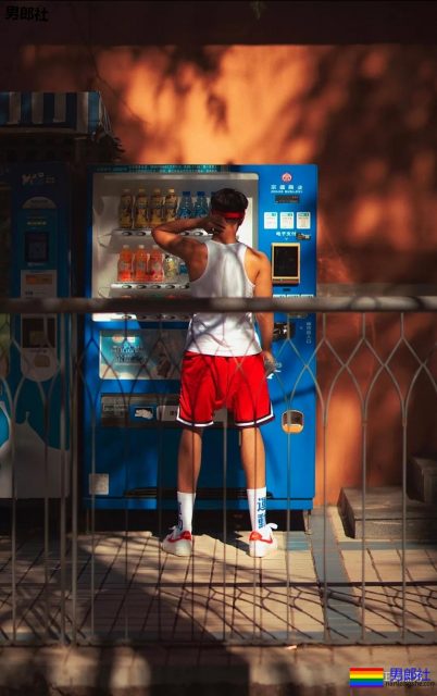 衬衫也盖不住的大胸肌肉帅，运动起来汗流浃背真有料！ - 51虹马