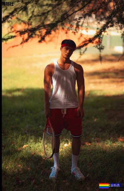 衬衫也盖不住的大胸肌肉帅，运动起来汗流浃背真有料！ - 51虹马