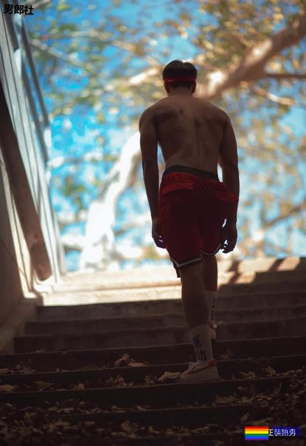 衬衫也盖不住的大胸肌肉帅，运动起来汗流浃背真有料！ - 51虹马