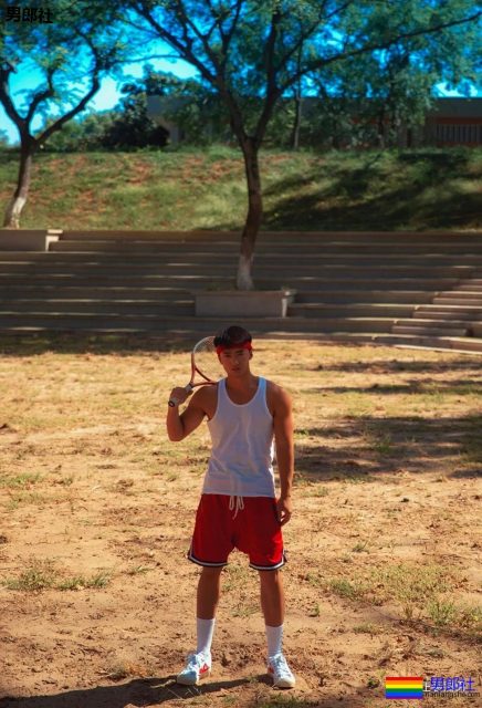 衬衫也盖不住的大胸肌肉帅，运动起来汗流浃背真有料！ - 51虹马