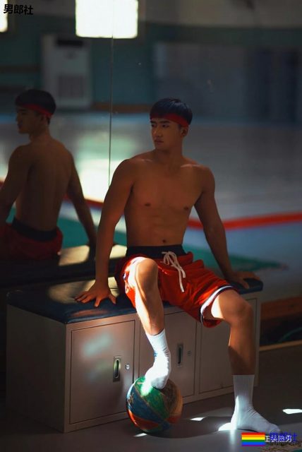 衬衫也盖不住的大胸肌肉帅，运动起来汗流浃背真有料！ - 51虹马