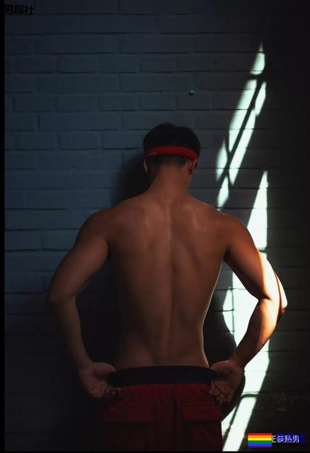 衬衫也盖不住的大胸肌肉帅，运动起来汗流浃背真有料！ - 51虹马