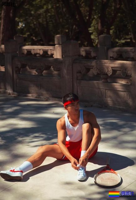 衬衫也盖不住的大胸肌肉帅，运动起来汗流浃背真有料！ - 51虹马