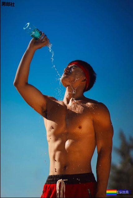 衬衫也盖不住的大胸肌肉帅，运动起来汗流浃背真有料！ - 51虹马