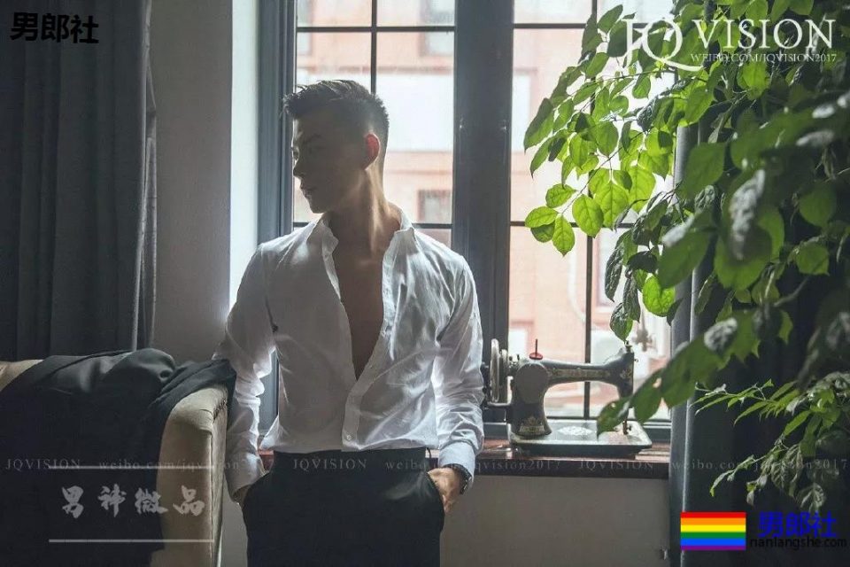 柴犬系正装肌肉帅男，最爱更衣室浴巾自拍！ - 51虹马