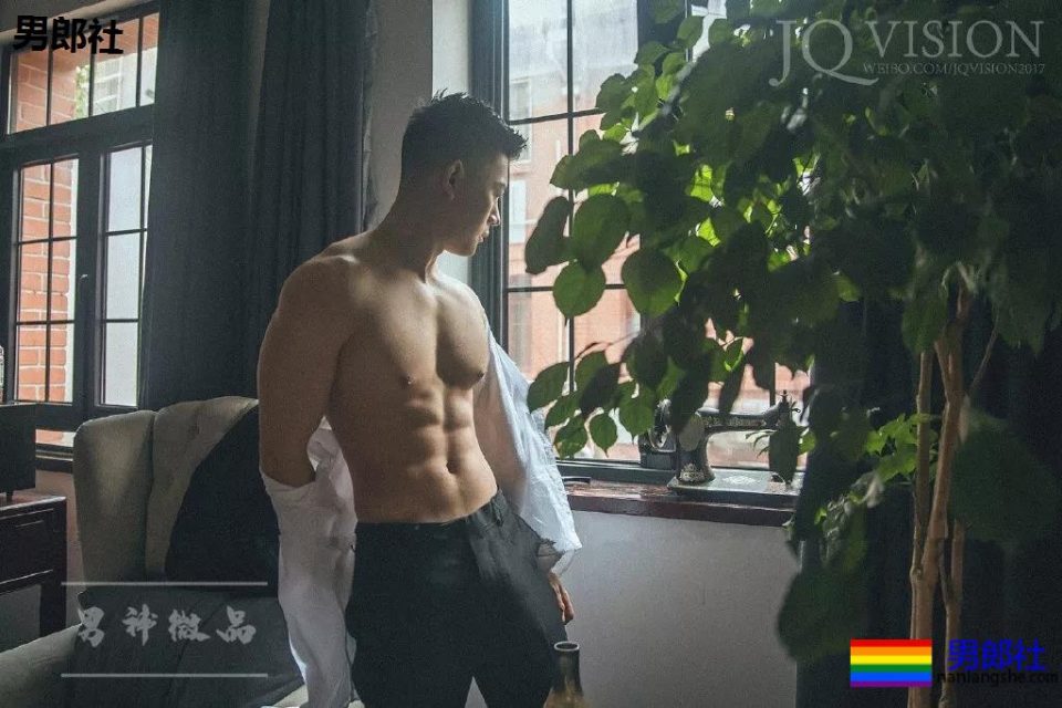 柴犬系正装肌肉帅男，最爱更衣室浴巾自拍！ - 51虹马