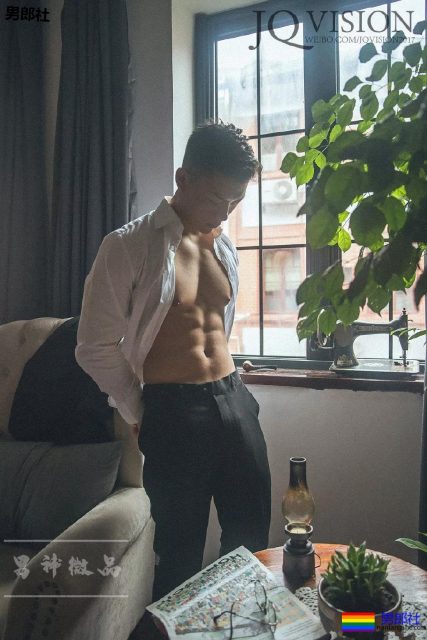 柴犬系正装肌肉帅男，最爱更衣室浴巾自拍！ - 51虹马