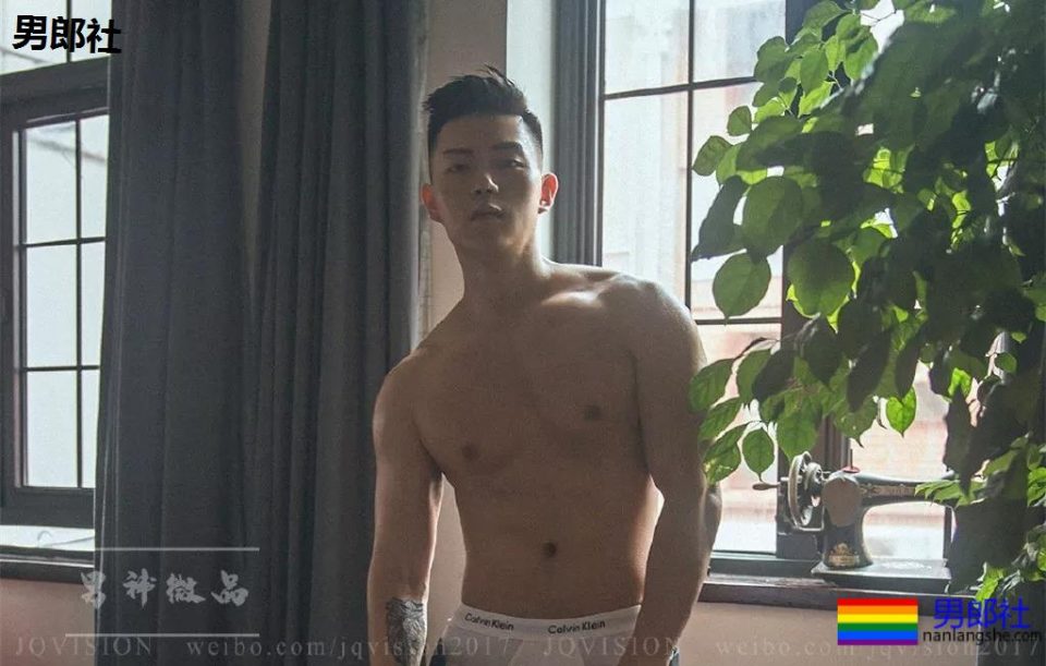 柴犬系正装肌肉帅男，最爱更衣室浴巾自拍！ - 51虹马