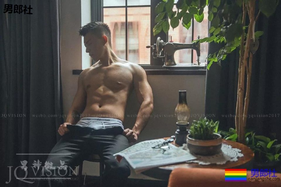 柴犬系正装肌肉帅男，最爱更衣室浴巾自拍！ - 51虹马