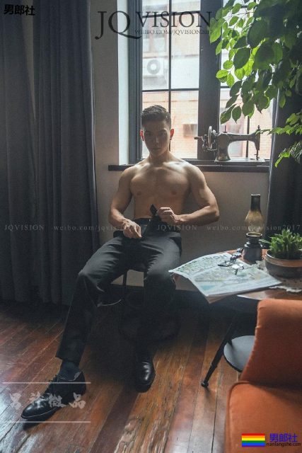 柴犬系正装肌肉帅男，最爱更衣室浴巾自拍！ - 51虹马