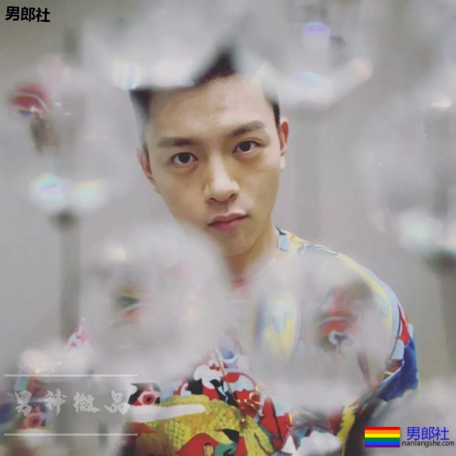 柴犬系正装肌肉帅男，最爱更衣室浴巾自拍！ - 51虹马