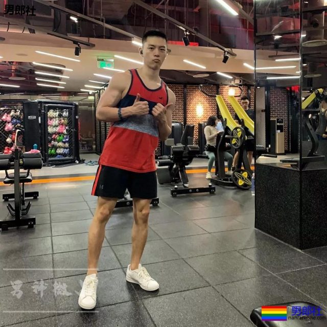 柴犬系正装肌肉帅男，最爱更衣室浴巾自拍！ - 51虹马