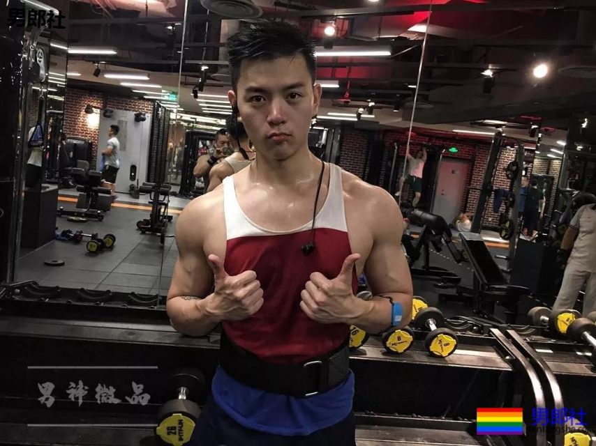 柴犬系正装肌肉帅男，最爱更衣室浴巾自拍！ - 51虹马